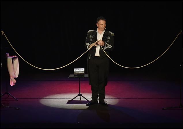 La magicien pendant le spectacle - Jean-Philippe Loupi