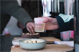 Infusion dans un gobelet "La Norma" et beaufort en dés - OTHMV - G.Lavila