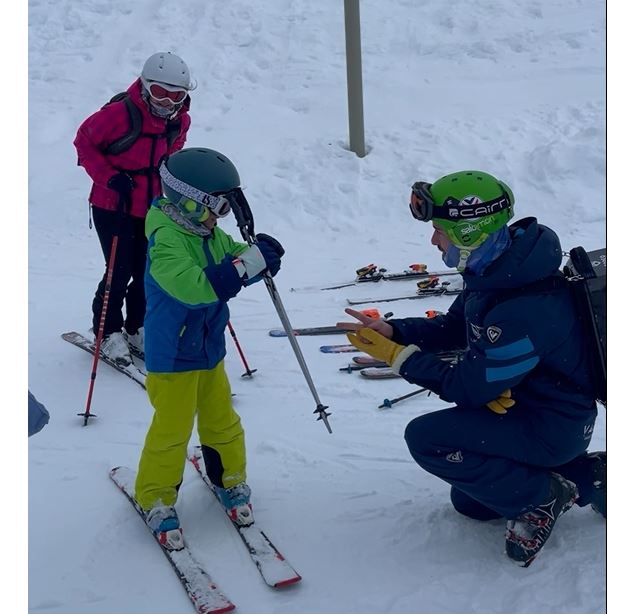Animateur avec un enfant - Ot Valmeinier - Digital