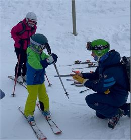 Animateur avec un enfant - Ot Valmeinier - Digital