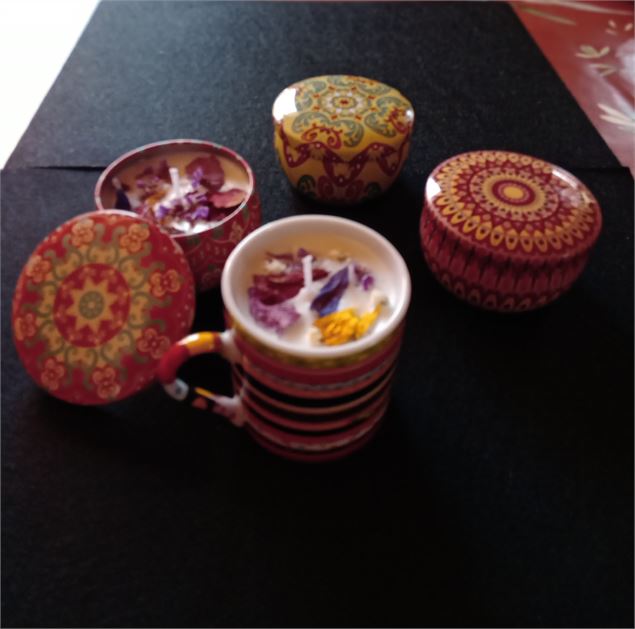 Atelier créatif : Fabrication de bougie à la cire de soja, décorée avec des fleurs séchées_Morzine
