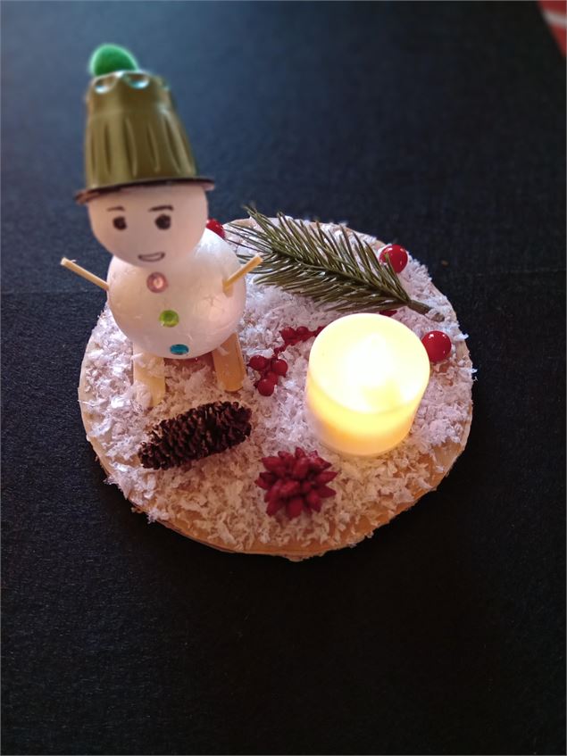 Création d'un bonhomme de neige skieur sur bois et sa bougie_Morzine