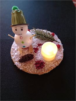 Création d'un bonhomme de neige skieur sur bois et sa bougie_Morzine