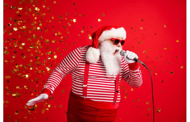 père Noël qui chante du rock - Istock