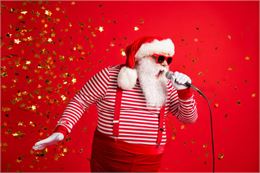 père Noël qui chante du rock - Istock