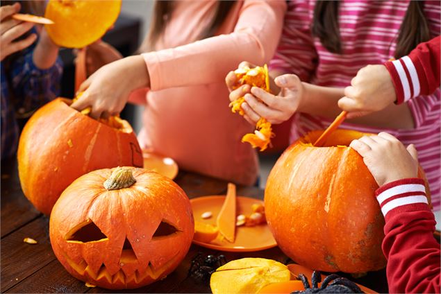 Des enfants creusant des courges pour la déco d'Halloween - Département de l'Ain