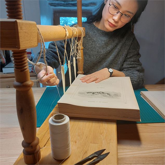 Atelier reliure au cousoir - P.Saïsset