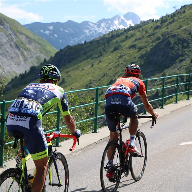 Cyclistes sur la route du Col de la Croix de Fer - © OT Saint Sorlin d'Arves - V Bellot-Mauroz