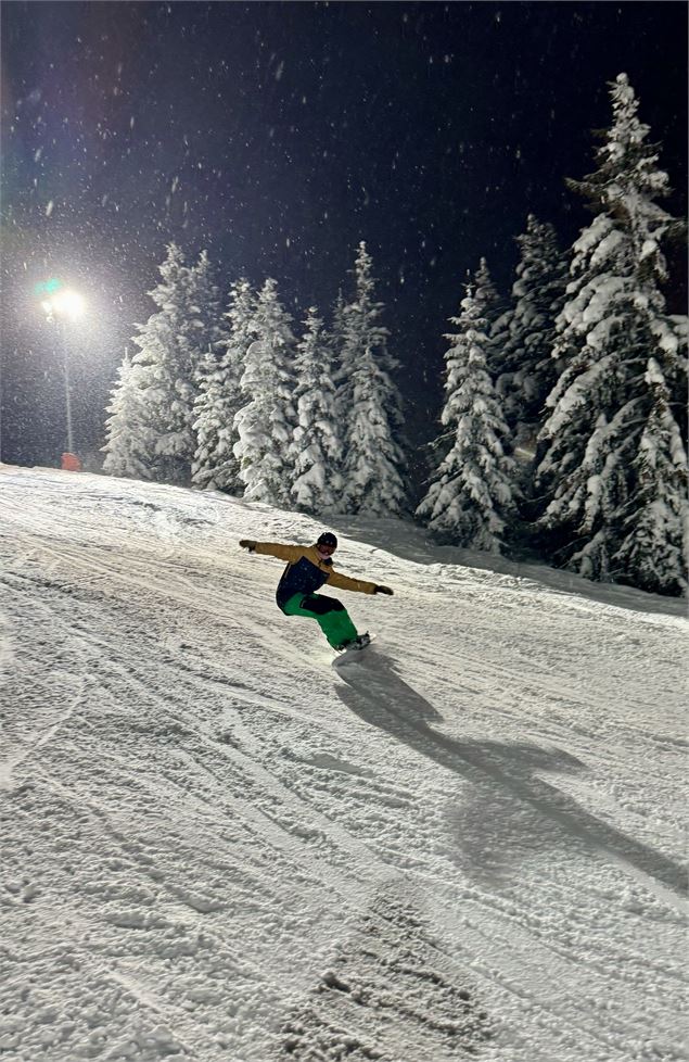 Skieur sur piste de ski nocturne élcairée - Marie Anselme Martin