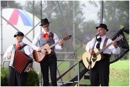 Bar éphémère du terroir et danses folkloriques_Les Belleville