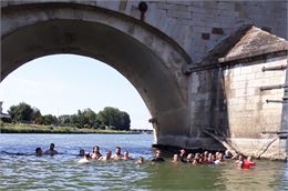 l'arrivée sous le pont de St Laurent sur Saône - pas de droit d'auteur