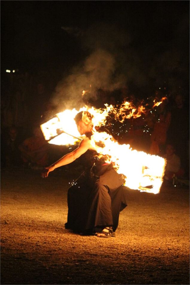 Descente aux flambeaux - Spectacle de feu_Les Belleville