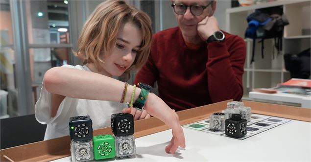 Un ado s'amuse à programmer des Cubelets - La Turbine sciences