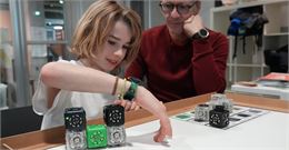 Un ado s'amuse à programmer des Cubelets - La Turbine sciences