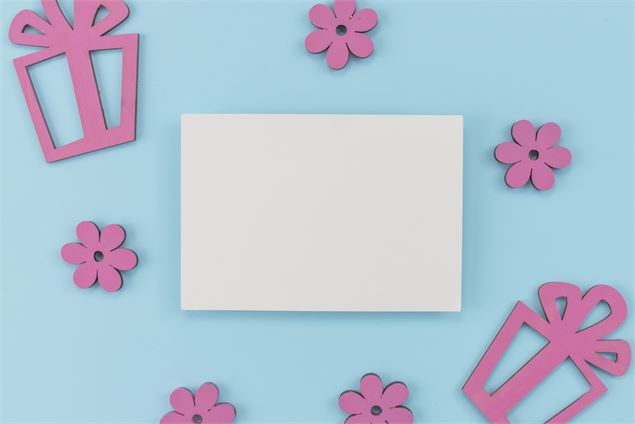 Création carte cadeau - Freepik