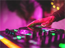 DJ set du vendredi avec DJ Marc Beyaert_Les Carroz-d'Arâches