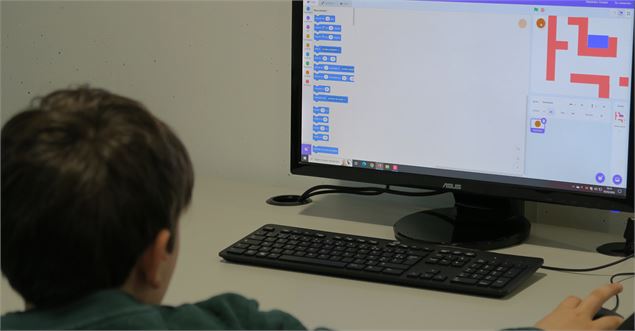 Un ado devant un PC programme sur Scratch - La Turbine sciences