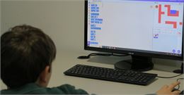 Un ado devant un PC programme sur Scratch - La Turbine sciences