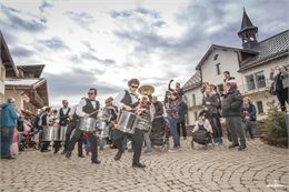 Déambulation des Lok'adabra_Les Carroz-d'Arâches