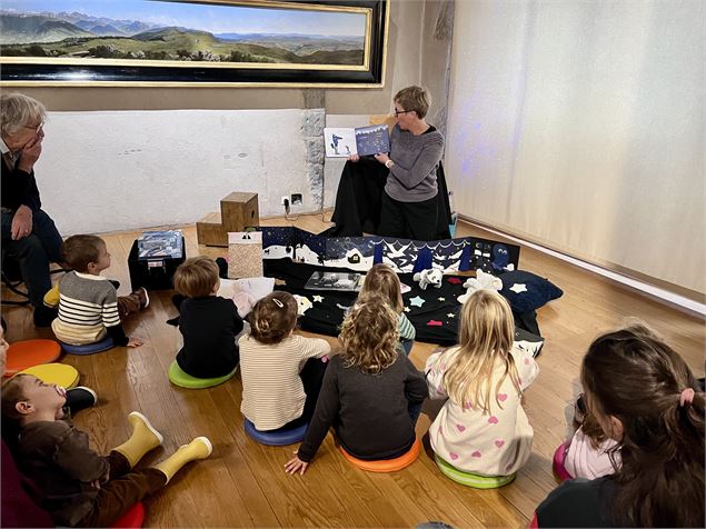 Enfants écoutant une lecture animée par une médiatrice culturelle - Musées d'Annecy
