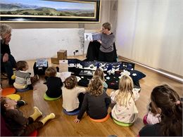 Enfants écoutant une lecture animée par une médiatrice culturelle - Musées d'Annecy