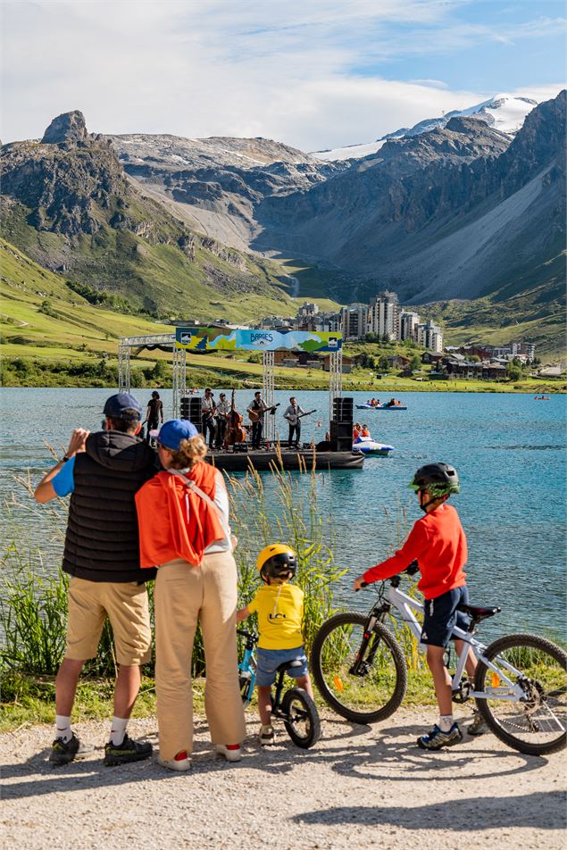 Famille spectateur devant concert sur le Lac - Tignes Officiel