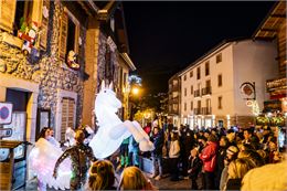 Parade fantastique et lumineuse_Châtel - L.. Meyer - Val Média