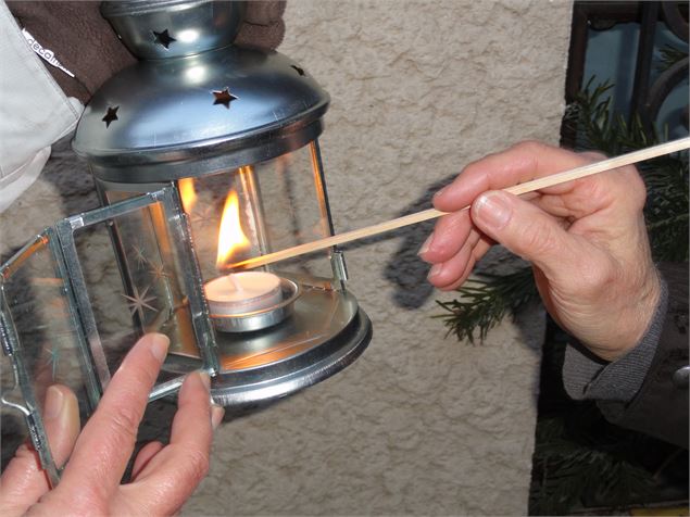 Allumage d'une lanterne - Fondation Facim