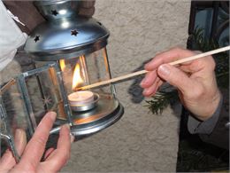 Allumage d'une lanterne - Fondation Facim