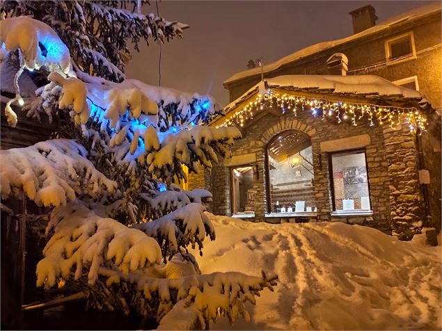 La place du village sous la neige de nuit - A.Lombard - OTHMV