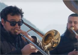 2 personnes du groupe Micro Brass - Micro Brass