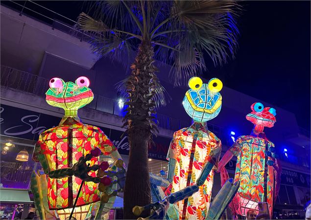 Grenouilles géantes en déambulation - Cie Archibald Caramatran