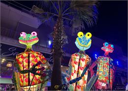 Grenouilles géantes en déambulation - Cie Archibald Caramatran