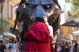 Déambulation "Rouge Sauvage" x Bric à Brac - Bonjour l'Hiver_Annemasse - Grégoire Turnet et Marina C