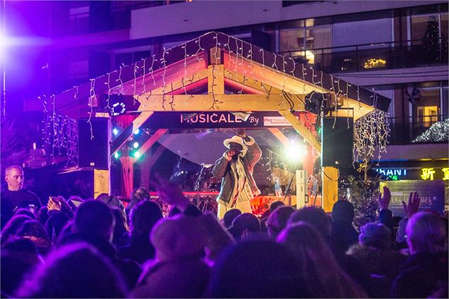 Concert sur la scène du marché de Noel - Jyhell photographie