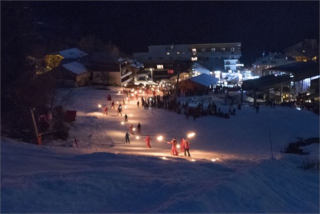 Descente aux flambeaux au Roc d'Enfer. - Yvan Tisseyre / Vallée d'Aulps Tourisme