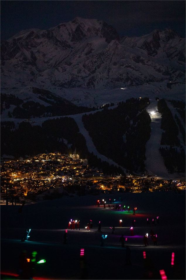 Descente aux flambeaux colorée - Pour que Lana gravisse sa montagne