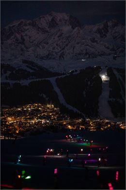 Descente aux flambeaux colorée - Pour que Lana gravisse sa montagne