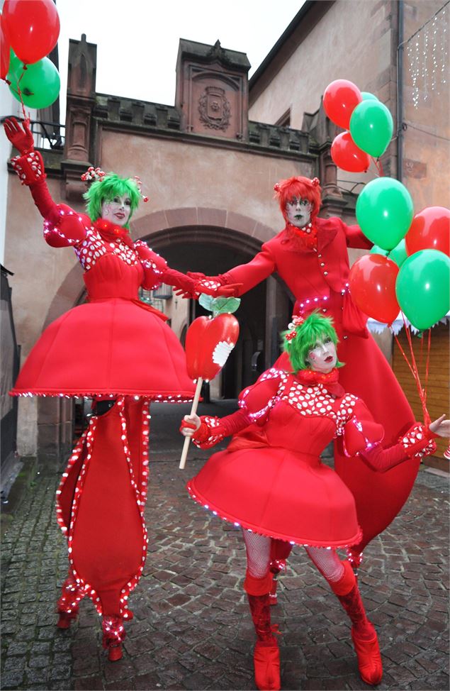 Les lutins et lutines de Noël déambulent aux Villards_Les Arcs