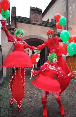 Les lutins et lutines de Noël déambulent au Charvet_Les Arcs