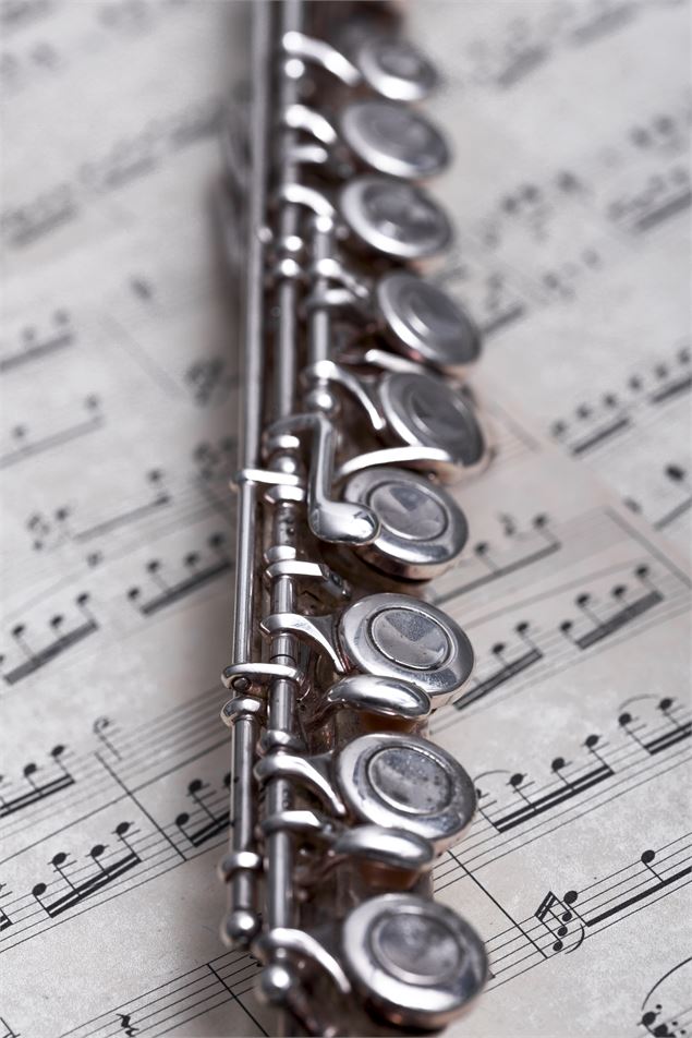 Flute et partition - Freepik