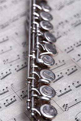 Flute et partition - Freepik
