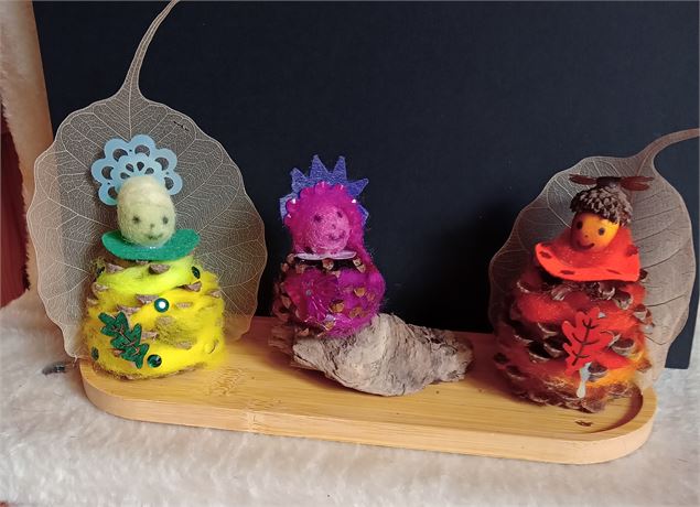 Atelier créatif : La famille royale des lutins en pommes de pin et laine cardée_Morzine