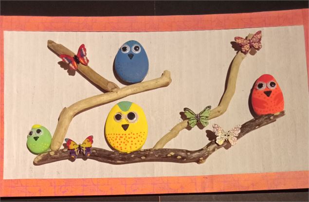 Atelier créatif : Cadre d'oiseaux avec des galets peints et bois flotté_Morzine