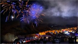 Feu d'artifice et vue sur le hameau de La Chal à Saint Jean d'Arves - Maëlle Chartier
