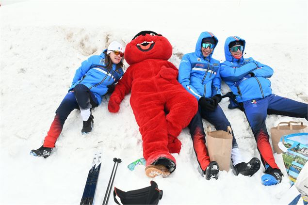 Timy couché dans la neige avec des skieurs - Dauphiné Libéré