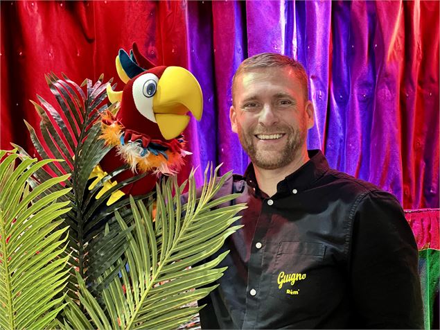 Guignol Rhône Alpes et Rio le majestueux perroquet - Rr