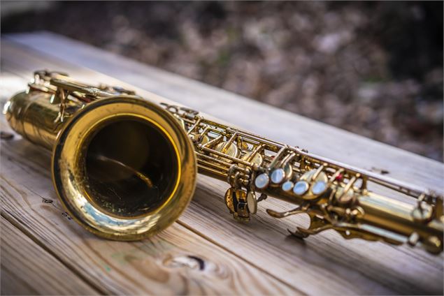Saxophone sur une table en bois - Pixabay