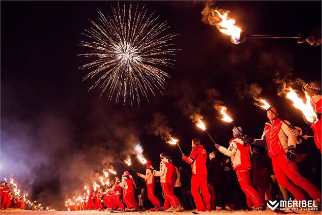 Descente aux flambeaux de l'ESF et feu d'artifice