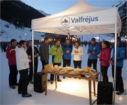 Pot d'accueil fictif devant la télécabine de Valfréjus sur la place du Thabor - IA générative